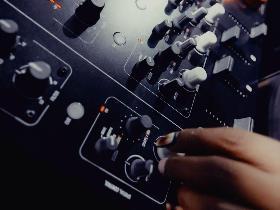 Ambrio presenta Spatial Performance Mixer, mixer DJ standalone con controllo audio spaziale
